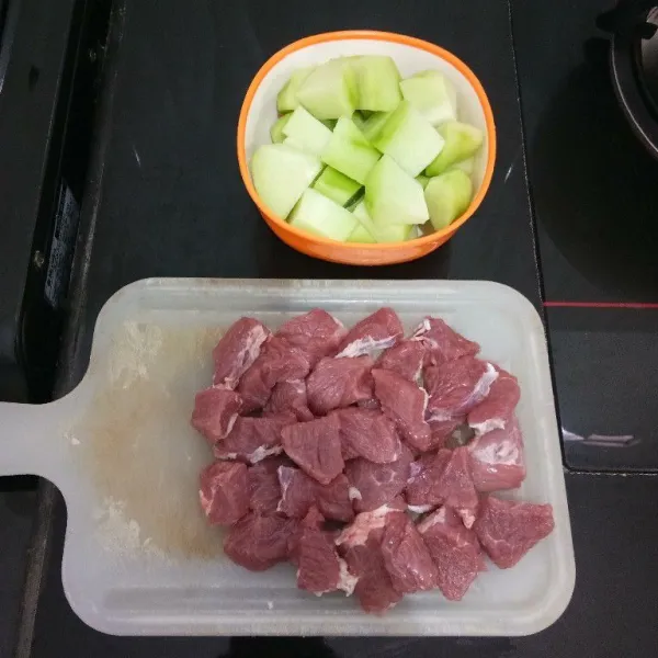 Potong dadu daging sapi, lalu kupas labu siam dan potong dadu tebal.