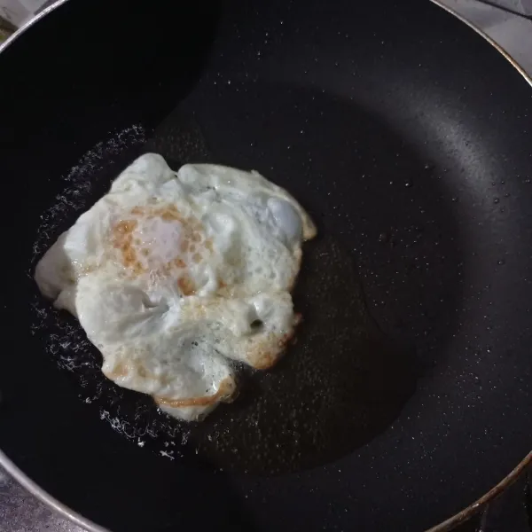 Ceplok telur dengan butter sampai matang, tiriskan.
