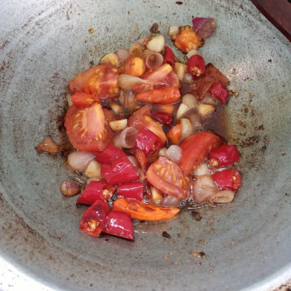 Goreng bawang merah, bawang putih, cabai merah, cabai rawit dan tomat sampai layu.
