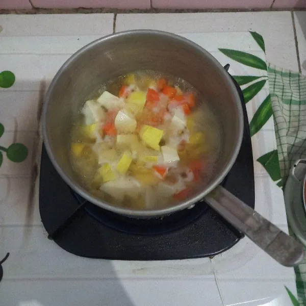 Didihkan air, masukkan wortel, rebus sampai matang kemudian masukkan makaroni, rebus sampai setengah matang, sisihkan.