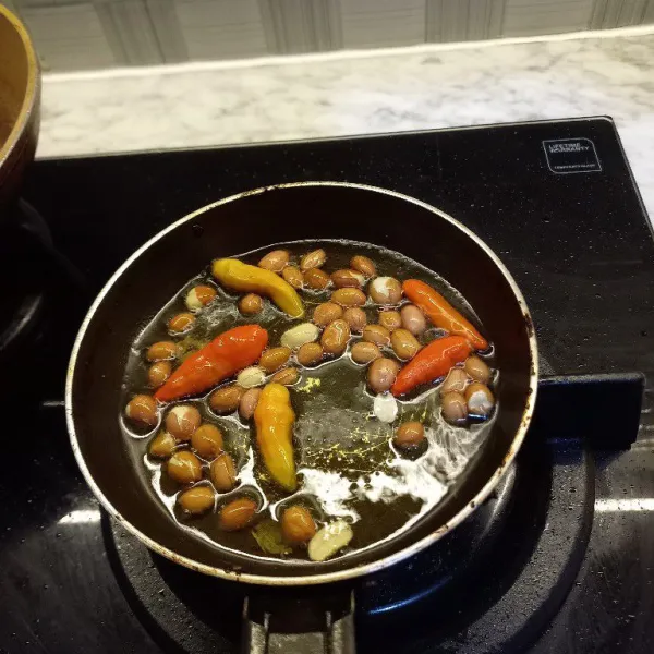 Goreng kacang, bawang putih dan cabai.