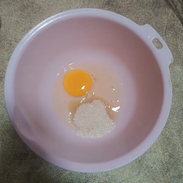 Kocok telur dan gula hingga larut, lalu masukkan garam, aduk kembali hingga benar-benar menyatu.