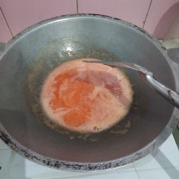 Masukkan tomat yang sudah di blender, aduk rata sampai mendidih.