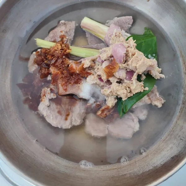 Masukkan daging ke dalam panci, tambahkan bumbu bacem. Rebus hingga air menyusut dan daging empuk.