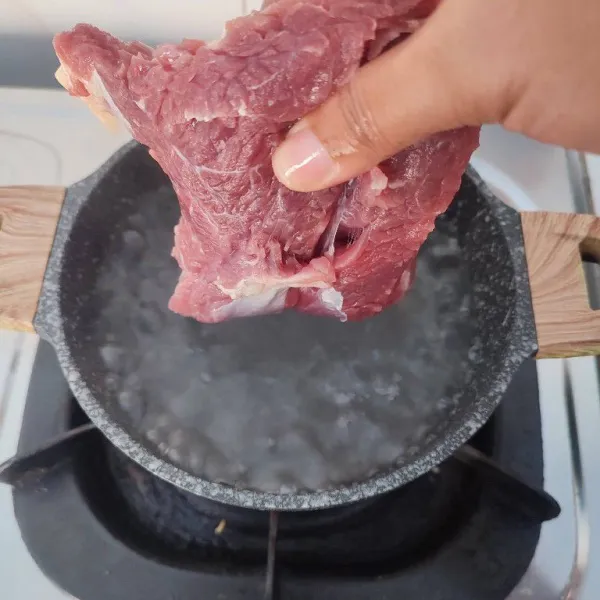 Didihkan air, kemudian rebus daging sampai ½ empuk. Potong-potong sesuai selera.