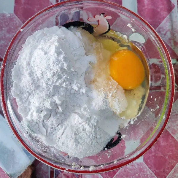 Tambahkan garam, gula, merica bubuk, kaldu jamur, telur ayam, baking powder, air, tepung terigu, tepung kanji dan tepung beras. Aduk rata.