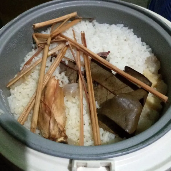 Buat nasi liwet : masukkan beras, sereh,daun salam, bawang merah dan bawang putih. Bumbui garam dan kaldu bubuk ke panci rice cooker. Tuang air, ukur seruas jari. Masak seperti biasa.