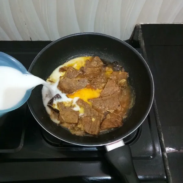 Lalu masukkan santan, aduk rata.