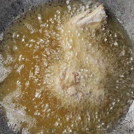 Pastikan ayam saat akan digoreng sudah suhu ruang. Panaskan minyak dalam wajan, saat akan digoreng beri tepung serbaguna terlebih dahulu, tepuk-tepuk tipis saja, lalu goreng hingga matang kuning keemasan. Angkat dan sajikan.