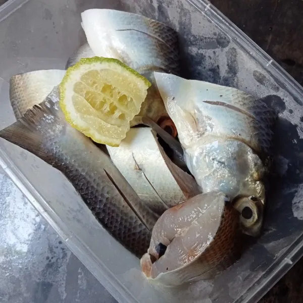 Marinasi ikan dengan garam, kaldu jamur dan jeruk nipis.