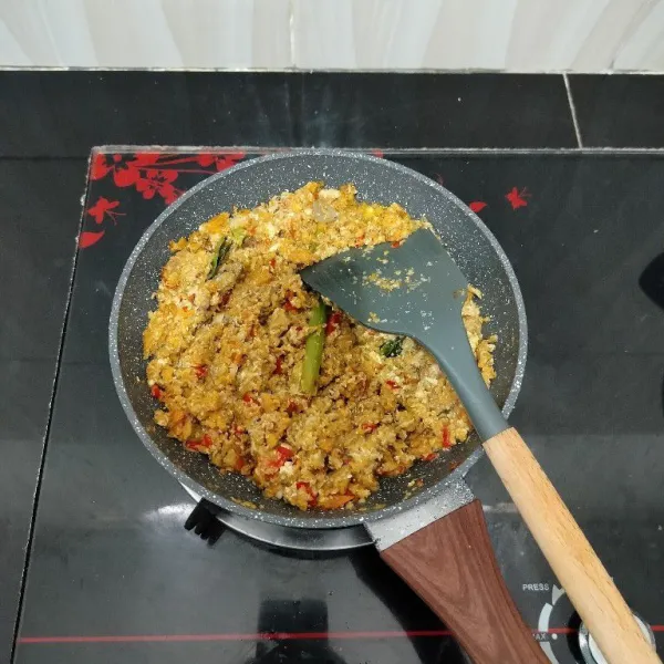 Masak hingga matang dan bumbu meresap. Lalu angkat.