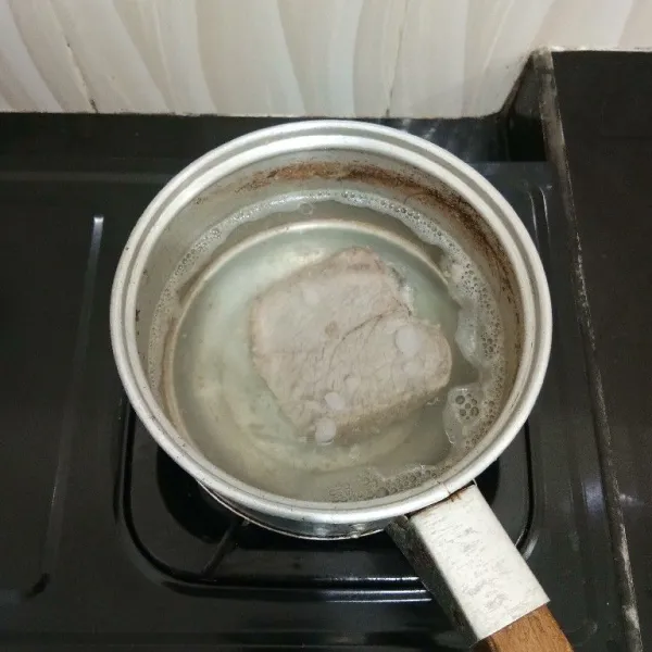 Rebus daging dengan air secukupnya hingga matang, lalu angkat dan sisihkan juga air rebusannya.