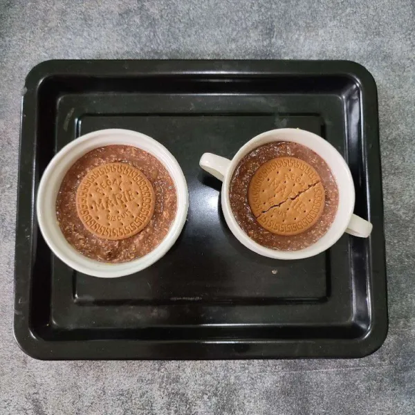 Tuang adonan ke dalam wadah tahan panas / paper cup, beri topping biskuit.