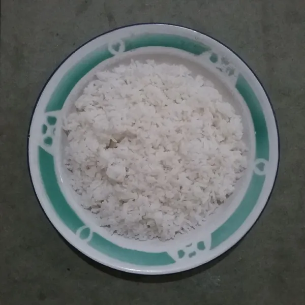 Masak nasi sedikit lebih pulen dari biasanya & siapkan dipiring.