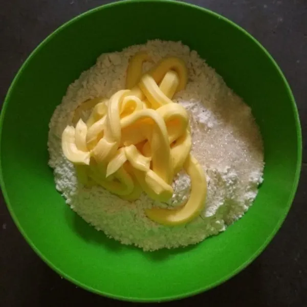 Campur tepung dengan butter tambahkan gula pasir campur hingga rata. Adonan akan terasa remah dan kering, teruskan mengaduk hingga adonan terlihat menggumpal.