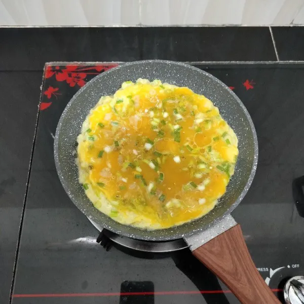 Setelah itu, panaskan minyak di teflon. Lalu tuang adonan telur dan goreng hingga kedua sisinya matang. Lalu angkat.