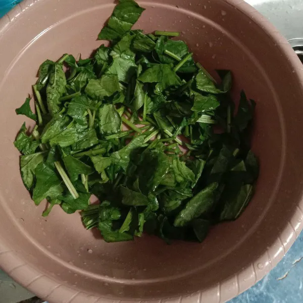 Cuci bersih dan potong sawi.