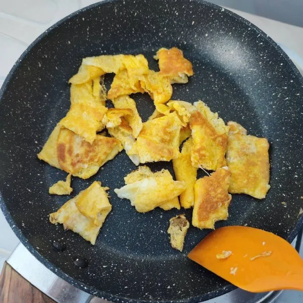 Panaskan 1 sendok makan olive oil, kemudian buat dadar telur, setelah bagian bawah kecoklatan, balik telur. Kemudian potong-potong dengan spatula. Sisihkan.