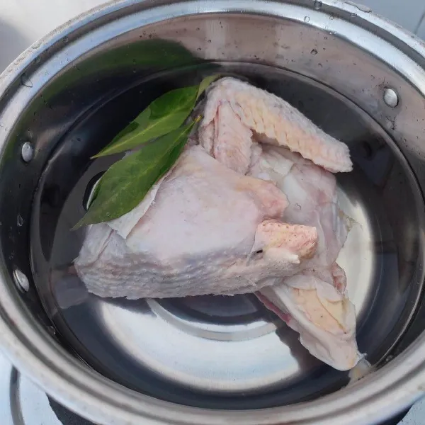 Rebus ayam dengan daun salam hingga empuk.