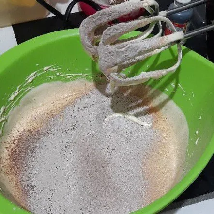 Lalu masukkan tepung, coklat bubuk dan baking powder dengan cara diayak lalu mixer perlahan.
