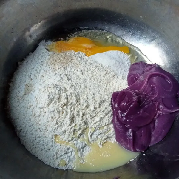 Campur terigu, ubi ungu, telur, gula halus dan ragi instan.