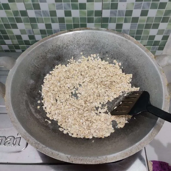 Sanggrai oatmeal hingga sedikit kering dan berubah warna.