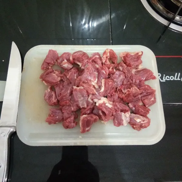 Potong-potong daging sapi, lalu sisihkan.
