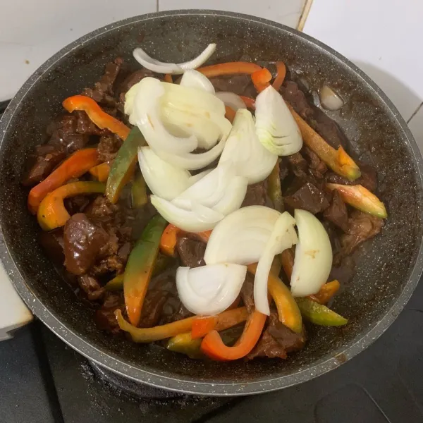 Tambahkan potongan bawang bombay, Aduk kembali. Beri bumbu lada bubuk, kaldu jamur, kecap manis dan saus tiram. Koreksi rasa dulu, jika sudah pas dapat disajikan di piring saji. Berikan wijen di atasnya bila suka. Yummy.