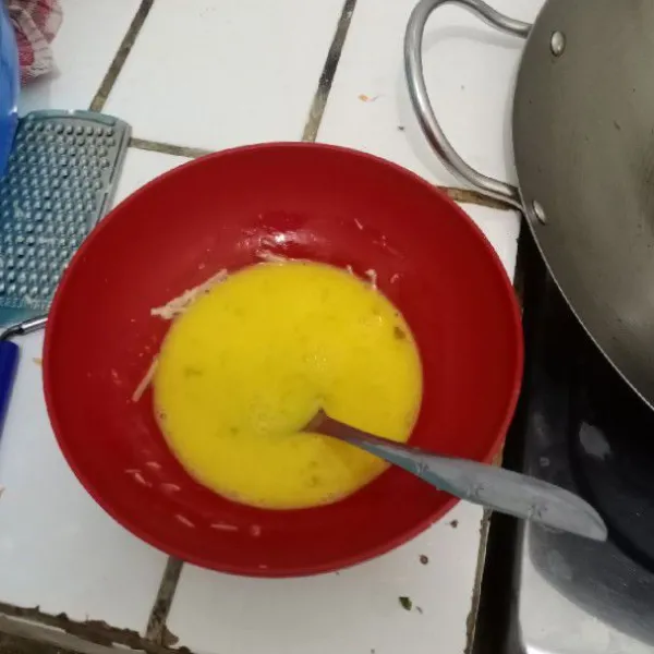 Kocok telur hingga tercampur rata.