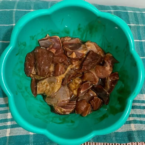 Marinasi daging dengan saus teriyaki minimal 30 menit atau semalaman di chiller.