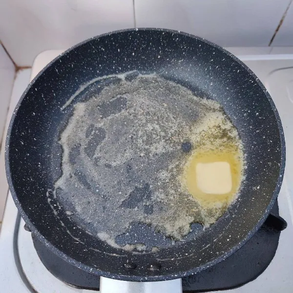 Lelehkan butter dan ratakan di atas teflon.