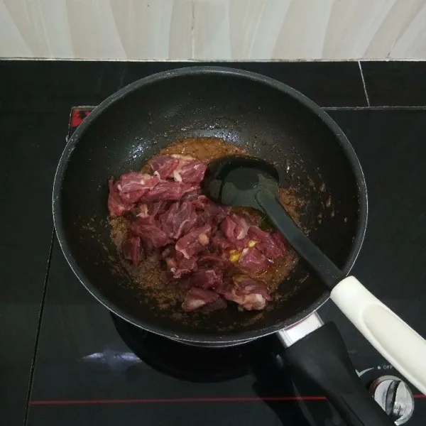 Lalu masukkan daging sapi, aduk rata hingga daging berubah warna.