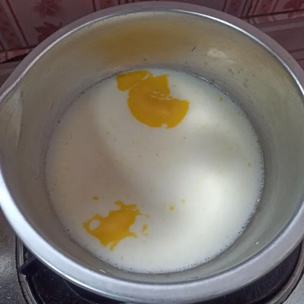 Tambahkan margarin, aduk kembali, dan didihkan sebentar saja sampai margarin leleh.