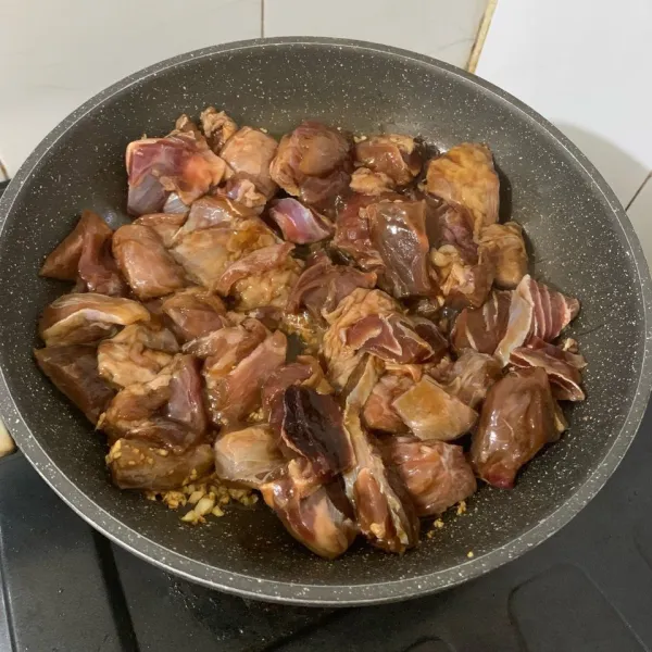 Tambahkan daging serta bumbu marinasinya. Aduk hingga daging berubah warna.