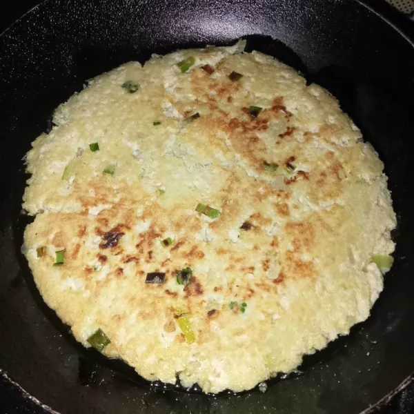 Panaskan minyak goreng di pan, lalu tuang adonan telur, masak sampai matang dan kedua sisinya sedikit kecokelatan. Angkat dan siap disajikan.