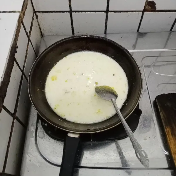 Panaskan mentega. Masukkan tepung terigu. Aduk cepat. Tuang susu UHT. Masak sebentar hingga kental.