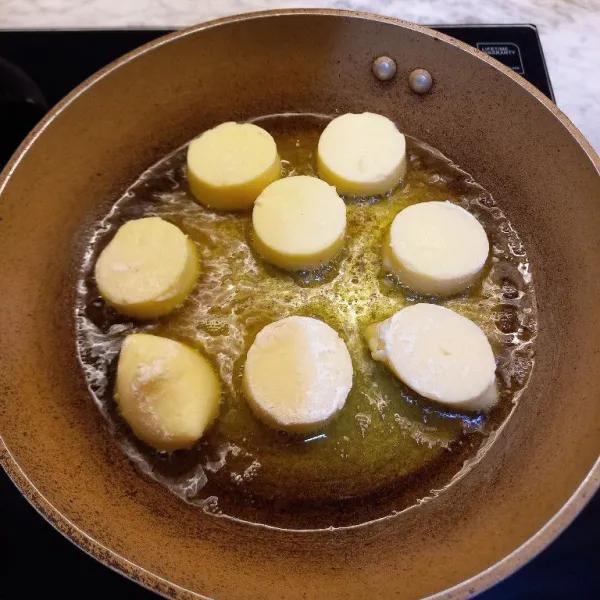 Potong tofu sesuai selera -> balur tipis terigu ->  goreng sampai golden brown.