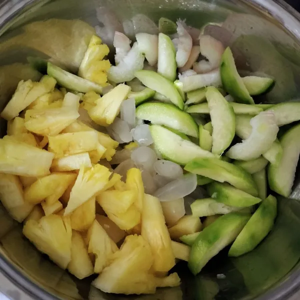 Siapkan buah yang sudah dipotong dalam wadah besar. Tuang air cabe dengan cara disaring.