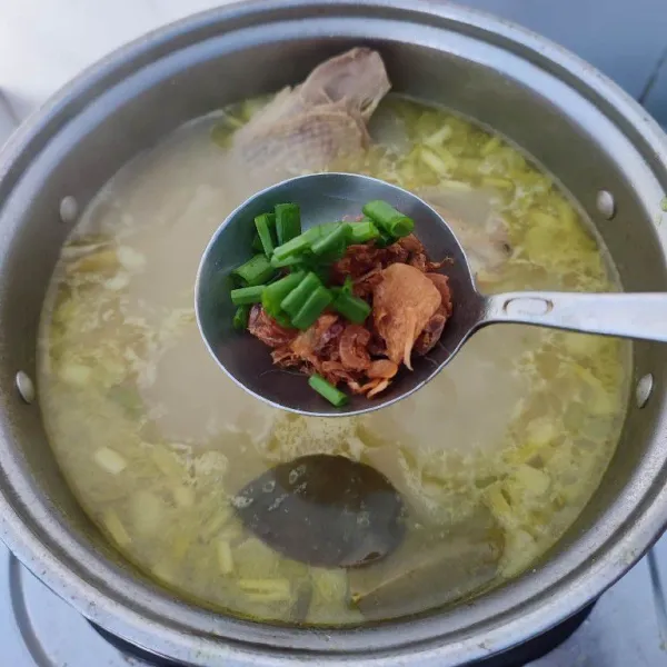 Setelah bumbu meresap, masukkan irisan daun bawang bagian hijau, bawang merah dan bawang putih goreng. Masak hingga layu.