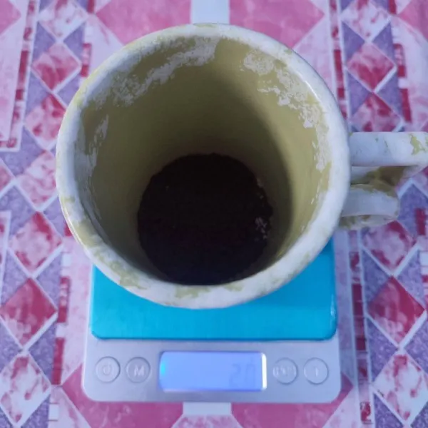 Tuang kopi bubuk ke dalam gelas. (NB. Jika menggunakan kopi tubruk takarannya 5 gram).