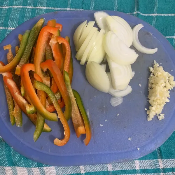 Potong bawang bombay dan paprika. Cincang bawang putih.