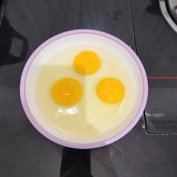 Pecahkan telur di dalam mangkuk.