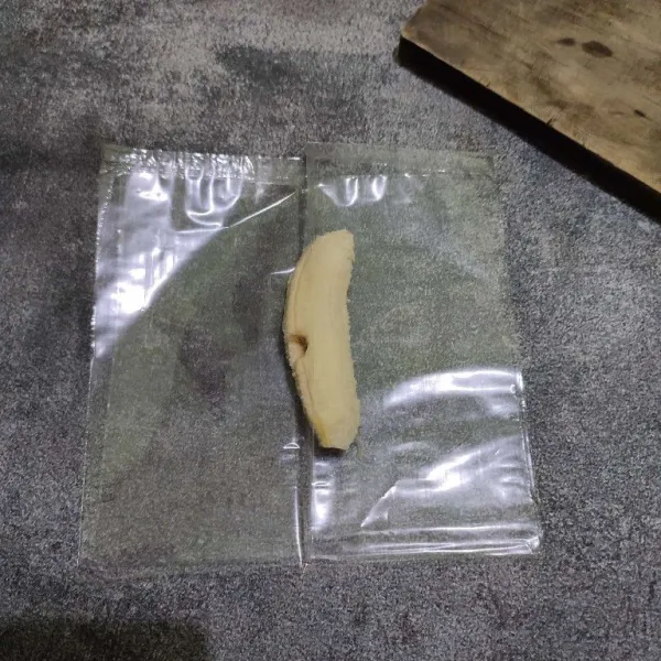 Tata pisang di atas plastik.
