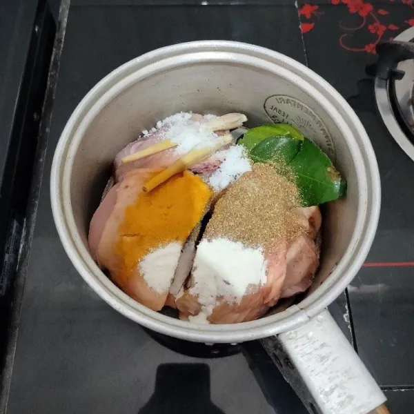 Setelah itu masukkan ayam ke dalam panci. Tambahkan serai, daun jeruk, bawang putih bubuk, ketumbar bubuk, kunyit bubuk, dan garam.