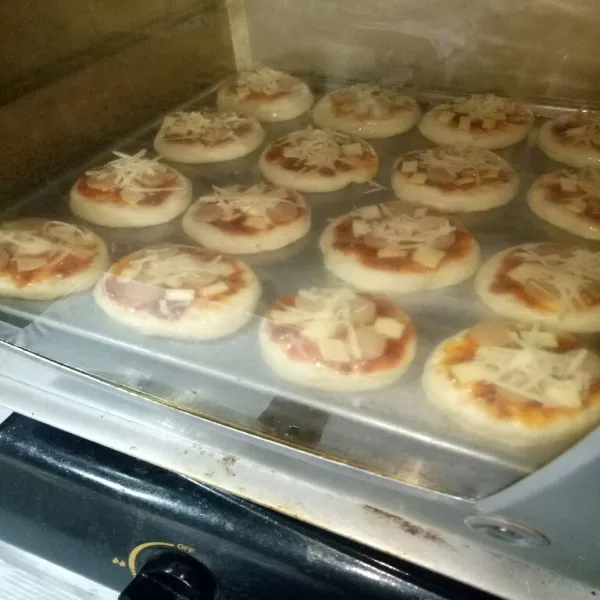 Panggang dalam oven dgn suhu 200°C selama 10 menit atau sesuaikan dengan oven masing - masing. Setelah matang, keluarkan loyang, dinginkan pizza.
Siap disajikan!