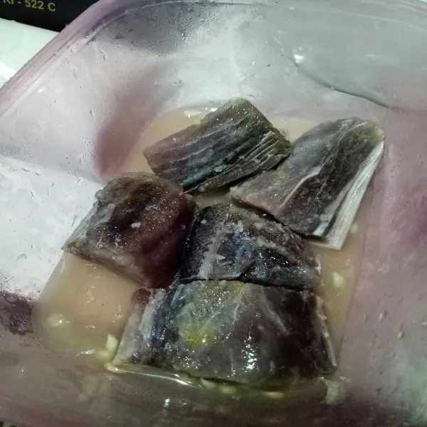 Bersihkan ikan, beri perasan jeruk nipis dan garam kasar, marinasi selama 15 menit.
