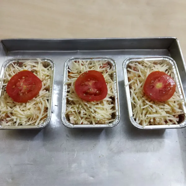 Setelah itu, masukan dalam aluminium foil, beri keju parut diatasnya lalu taburi oregano dan beri potongan tomat.