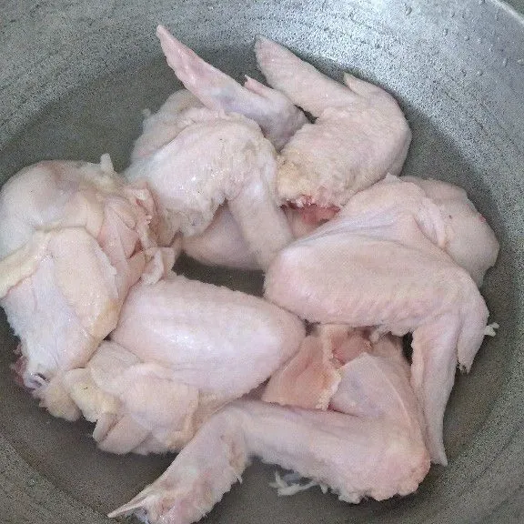Rebus ayam hingga buihnya keluar.
