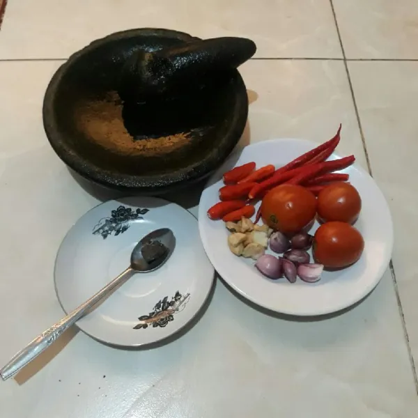 Siapkan bahan-bahan sambal, cuci bersih tomat dan cabai.