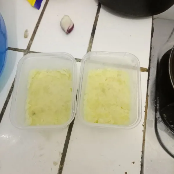 Kukus kentang, haluskan dengan garpu. Letakkan di wadah tahan panas.